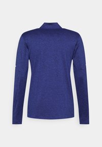 Långärmad T-shirt med rund halsringning i heathered mörkblått tyg, visad bakifrån mot en enkel vit bakgrund.