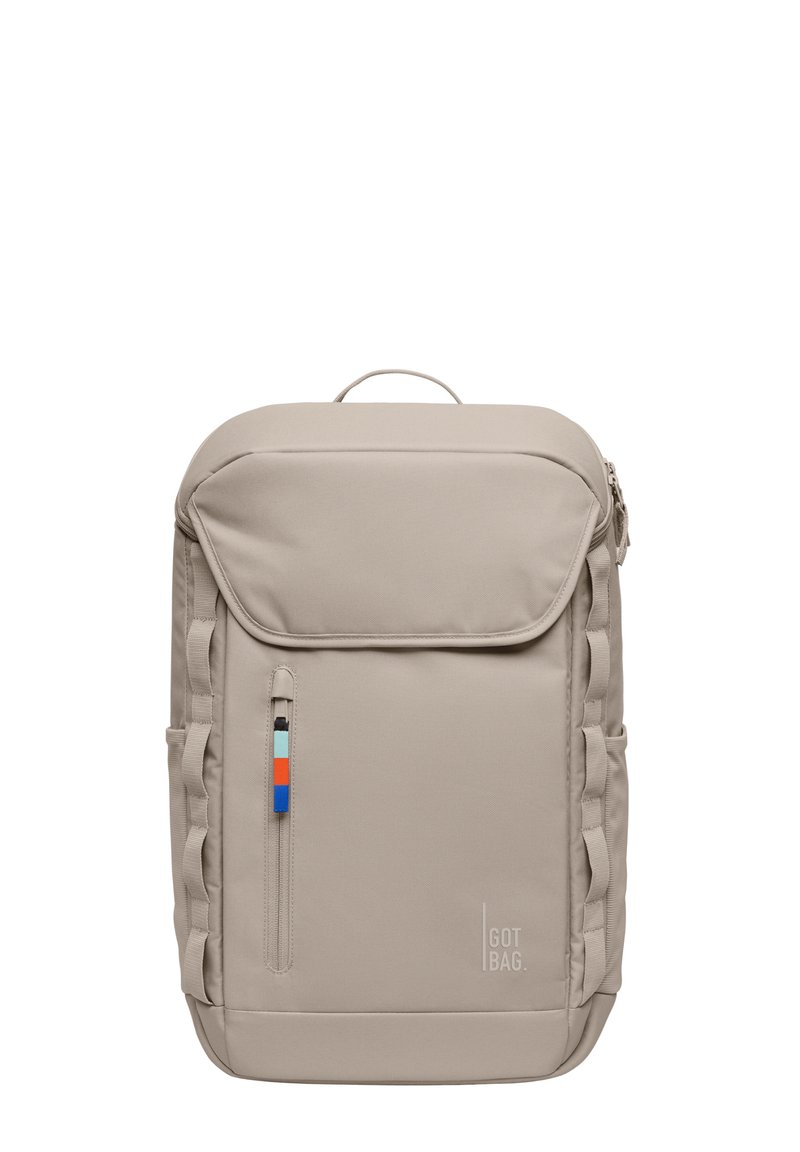 Beige ryggsäck med rundad topp, som har en framficka med dragkedja och en flerfärgad dragkedjeöppnare, sidoremmar och en logotyp på botten.