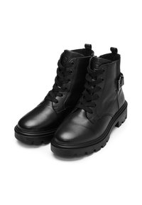 Bottes noires en cuir à hauteur de cheville avec une finition lisse, à lacets à l'avant, à bout rond, semelle en caoutchouc, et une boucle décorative sur la sangle latérale.