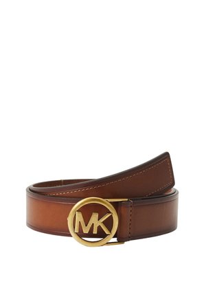 Bruine leren riem met een ronde gouden gesp met "MK"-logo, opgerold met zichtbare stiksels aan de randen.