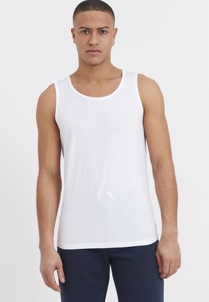 Top de algodón blanco sin mangas con escote redondo y tirantes anchos, con una textura suave y un diseño ajustado.