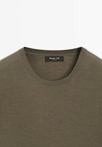 Khaki zelené bavlněné tričko s kulatým výstřihem, s ribbeným límcem a jemnou texturou. Štítek říká "Massimo Dutti."