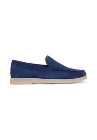 Niebieskie zamszowe buty typu slip-on z wyszywaną dekoracją na cholewie, zaokrąglonym noskiem i jasnobeżową gumową podeszwą.