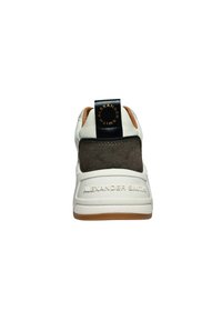 Sneaker in pelle bianca con dettagli in suede grigio, linguetta del tallone nera e logo impresso. Forma arrotondata con suola texturizzata. Design minimalista.