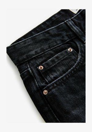 Sorte denim jeans med en robust talje, subtil tekstur, lille forlomme og bronzeriveter for ekstra detalje.