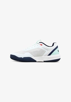 Witte sportschoen met navyblauwe zool en accenten, lichtblauwe hieldetail en witte veters, zijaanzicht op een witte achtergrond.