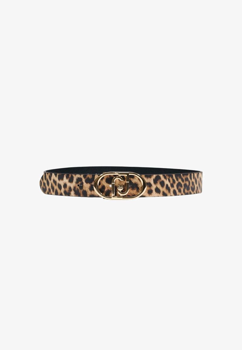 Cinturón con estampado de leopardo y hebilla ovalada dorada con iniciales entrelazadas del diseñador, exhibido sobre un fondo blanco.