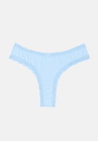 Lichtblauwe slip gemaakt van zachte stof, met kanten afwerking langs de taille en benen, en een klein strikjeaccent op de achterkant.