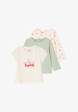 Drei Baby-Shirts: cremefarbenes Kurzarmshirt mit rosa Aufschrift "Mon Coeur Fait Boom" und Kirschgrafik, grünes Langarmshirt und cremefarbenes Langarmshirt mit rotem Kirschmuster.