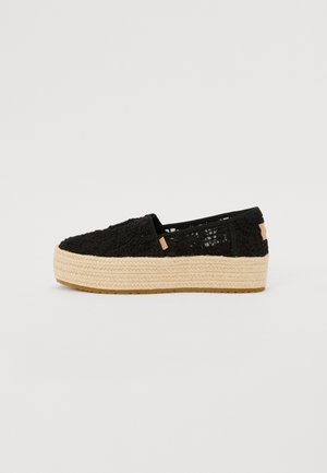 Sorte blonde espadrilles med en vævet jute-platform, der har en tekstureret overdel, elastiske sidepaneler og en lysefarvet gummisål.