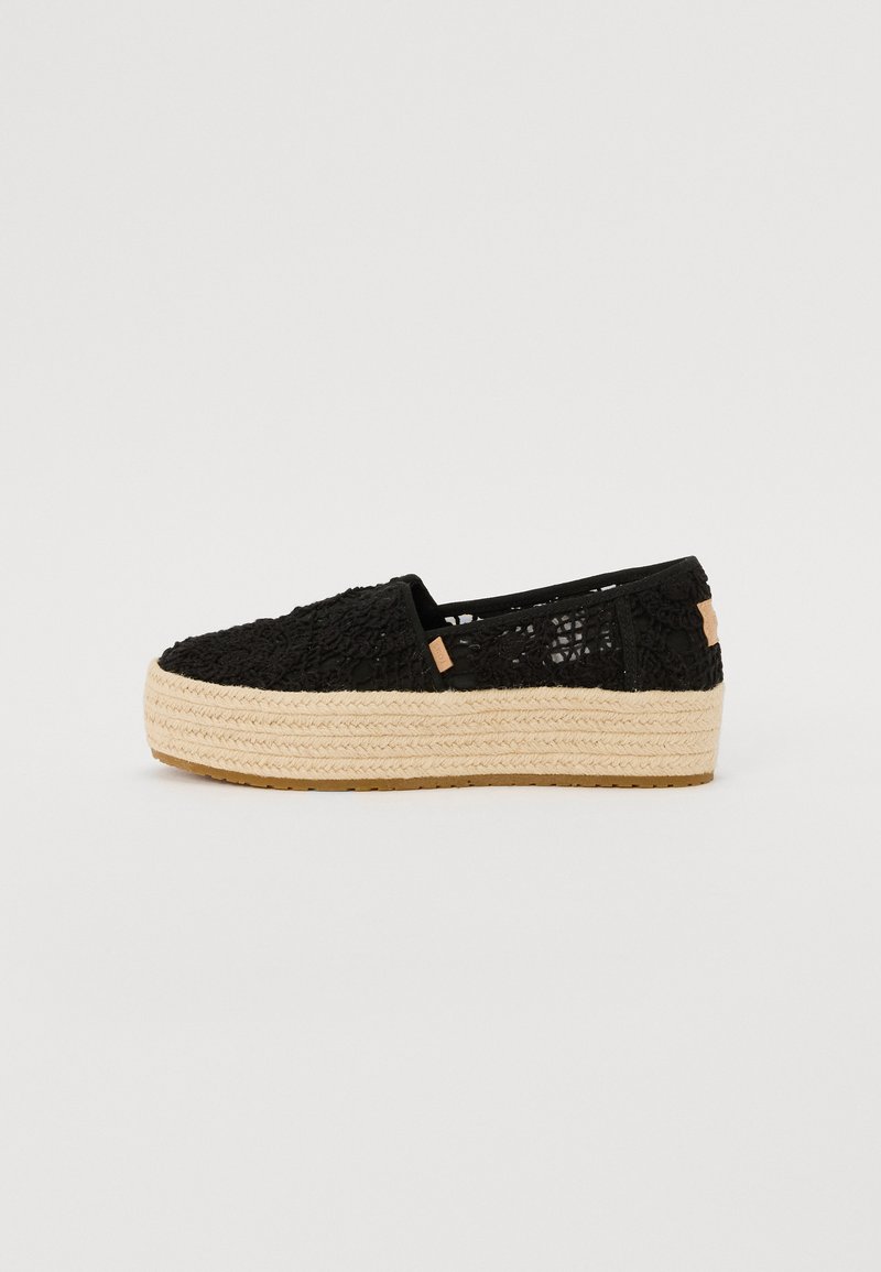 Czarne koronkowe espadryle z plecioną platformą z juty, oferujące teksturowaną cholewkę, elastyczne boczne panele i jasną gumową podeszwę.