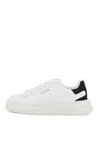 Witte sneakers met een gladde, leerachtige bovenkant, voorzien van een zwarte accent op de hak en een dikke, gestructureerde witte zool. "GUESS" logo zichtbaar.
