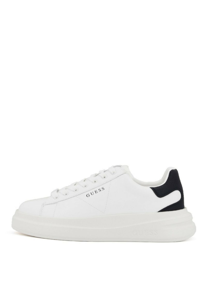 Witte sneakers met een gladde, leerachtige bovenkant, voorzien van een zwarte accent op de hak en een dikke, gestructureerde witte zool. "GUESS" logo zichtbaar.