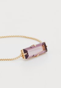 Pendente in ametista di forma rettangolare, montato in metallo color oro, con una catena testurizzata. Il cristallo ha una finitura sfaccettata e una tonalità di viola.