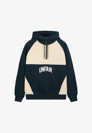 Felpa con cappuccio dallo stile bicolore in blu navy e beige, con tasca frontale e testo "UNFAIR" sul petto. Materiale morbido, vestibilità comoda.