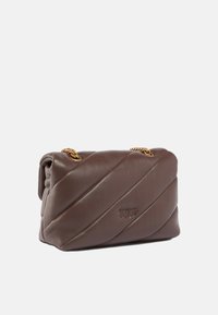 Borsa in pelle marrone con trapuntatura diagonale, texture morbida e manici a catena dorati. Accentatura di marca notevole sulla parte anteriore. Forma rettangolare compatta.