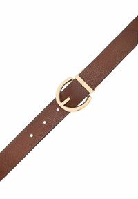 Brązowy pasek ze skóry o teksturowanej powierzchni, z złotą okrągłą klamrą i wieloma otworami do regulacji rozmiaru.