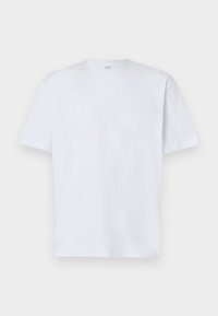 Lyhythihainen valkoinen t-paita, jossa pyöreä kaula-aukko, makaa tasaisena valkoisella taustalla, ja kauluksessa on hienovarainen bränditägi.