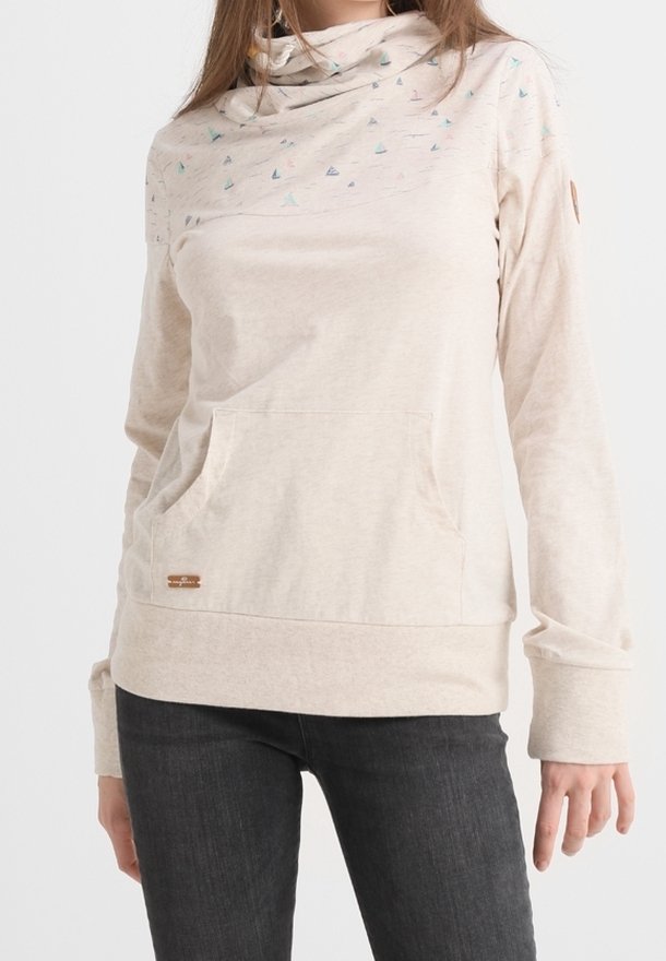 Ljusbeige långärmad sweatshirt med cowl-hals, prydd med små färgglada segelbåtar i mönster och en framficka. Tillverkad av mjukt bomullsmaterial.