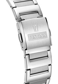 Srebrna zapestnica iz nerjavečega jekla z brušeno površino, ki ima medsebojno povezane povezave in zaponko z vtisnjenim logotipom "Festina".