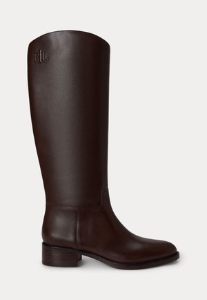 Botte haute en cuir marron foncé avec un talon bas et le logo "RL" embossé près du haut sur le côté extérieur.