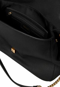 Borsa nera in pelle con finitura testurizzata, dettagli in oro e accento con catena. Contiene più scomparti e un'etichetta interna brandizzata.