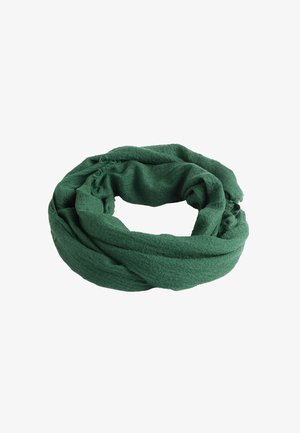 Zielony, miękki, teksturowany szalik skręcony w pętlę. Wykonany z lekkiego materiału, o gładkiej powierzchni z delikatnym strzępieniem na brzegach.