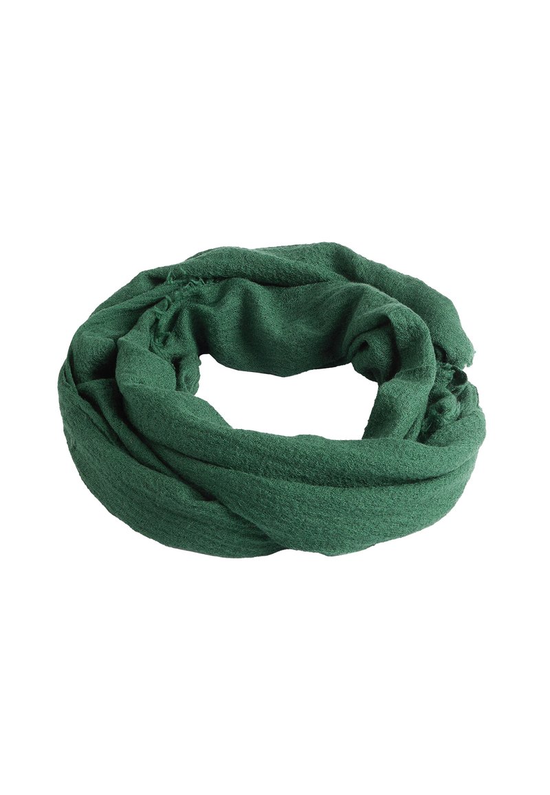 Zielony, miękki, teksturowany szalik skręcony w pętlę. Wykonany z lekkiego materiału, o gładkiej powierzchni z delikatnym strzępieniem na brzegach.