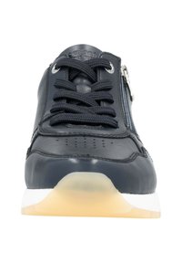 Schwarze Leder-Sneaker mit runder Zehenpartie, strukturiertem Obermaterial, textilen Schnürsenkeln, seitlichem Reißverschluss und Gummisohle mit einem durchsichtigen Element.