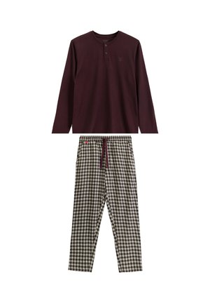Bordowa koszula typu henley z długimi rękawami i trzema guzikami, zestawiona z czarno-białymi spodniami od piżamy w kratę, które mają elastyczny pas i sznurek do regulacji.