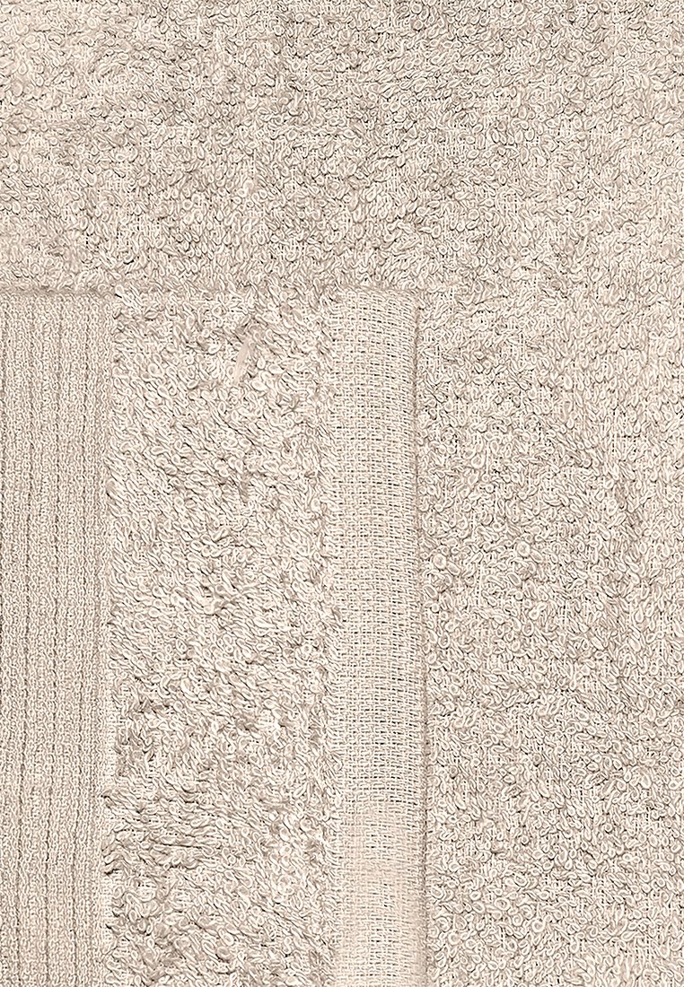 Beżowy ręcznik kąpielowy z teksturowanymi wzorami, w tym pętlami i paskami. Materiał wydaje się miękki i chłonny, z różnorodnymi fakturami powierzchni.