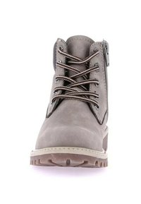 Stivaletto d'ankle in pelle grigia con lacci marroni, cerniera laterale, punta rotonda, superficie testurizzata e suola robusta in gomma con dettagli di battistrada.