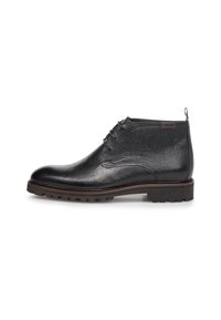 Botas de cuero negro hasta el tobillo con un acabado texturizado, punta redonda, sistema de cordones y suela resistente. Incluye una pequeña lengüeta en la parte posterior.