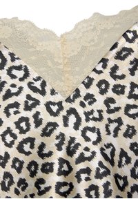 Leopardenmusterstoff in Schwarz und Beige, mit einem V-Ausschnitt, der mit zarter beigefarbener Spitze verziert ist. Weiche Textur.