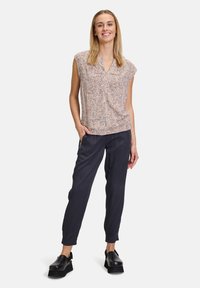 Cartoon MIT MUSTER - T-Shirt print - weiß braun