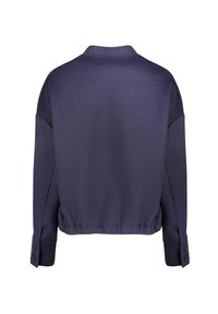 Felpa corta blu navy con colletto, maniche lunghe e dettagli con bottoni sui polsini; tessuto strutturato con finitura liscia.