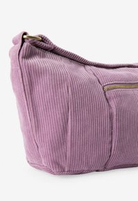 Lavendel corduroy tas met een gestructureerd oppervlak, een slouchy ontwerp en een gouden ritsvak aan de zijkant voor extra opslag.