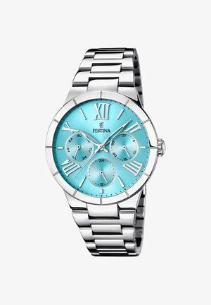 Montre-bracelet en métal argenté avec cadran turquoise, chiffres romains, trois sous-cadrans pour le jour, la date et l'heure sur 24 heures, et bracelet à maillons en métal.