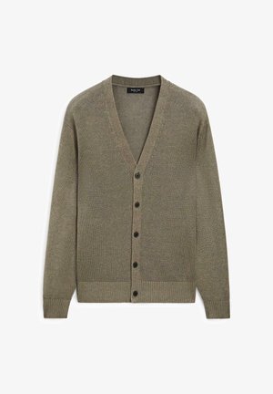 Cardigan verde oliva realizzato in tessuto a maglia testurizzata, dotato di scollatura a V, maniche lunghe e sei bottoni neri lungo la parte frontale.