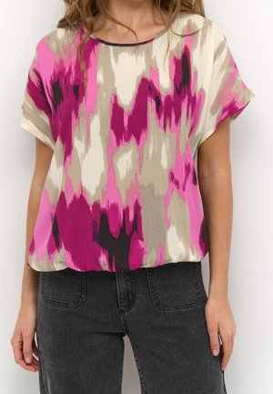 Kortærmet top i let stof med et abstrakt mønster i pink, creme og sort; løs pasform med rund halsudskæring.