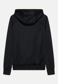 Czarna bluza z kapturem wykonana z gładkiego materiału, o luźnym kroju, z prążkowanymi mankietami i pasem, z kontrastującym akcentem wzdłuż kaptura.