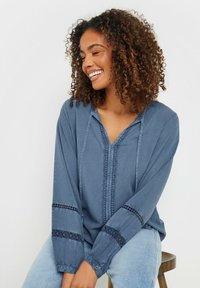M&Co ACID WASH TIE NECK - Bluse - blue