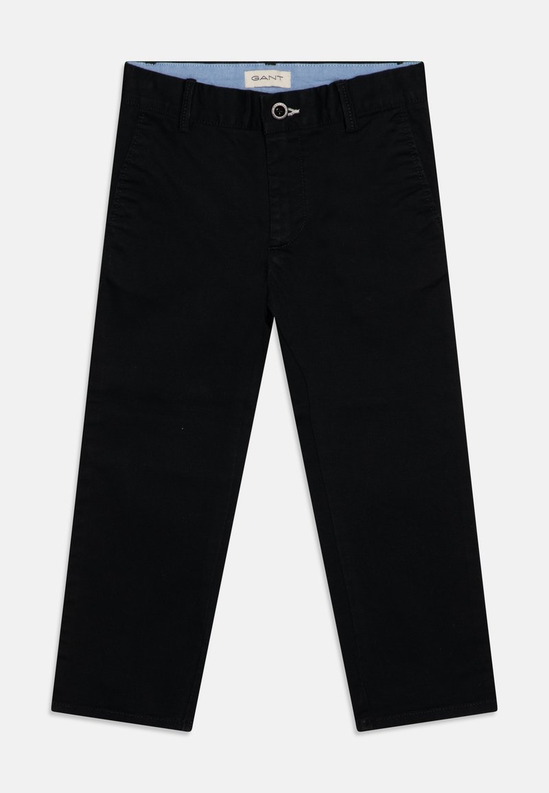 Chinos en coton noir avec une texture lisse, coupe slim, passants pour ceinture et fermeture par bouton. Détail intérieur de la ceinture en bleu clair.