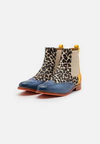 Botas de tornozelo em couro com ponta azul, laterais com padrão de leopardo e detalhes em amarelo. Superfícies lisas e texturizadas com padrões. Perfil plano.