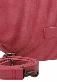 Borsa a tracolla rossa con texture, dotata di una tracolla removibile e di un elemento decorativo liscio con accessori metallici. La superficie presenta un motivo intrecciato.
