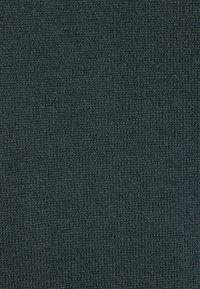 Tissu tricoté gris foncé avec une texture fine et serrée et un motif de couture verticale subtil.