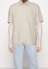 Lichtbeige kortärmlig overhemd in een linnenmix, met een knoopsluiting aan de voorkant, een borstzakje en een losse pasvorm.