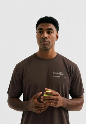 Cuera, ONCOURT AIRY LOGO - Тениска с щампа - dark brown