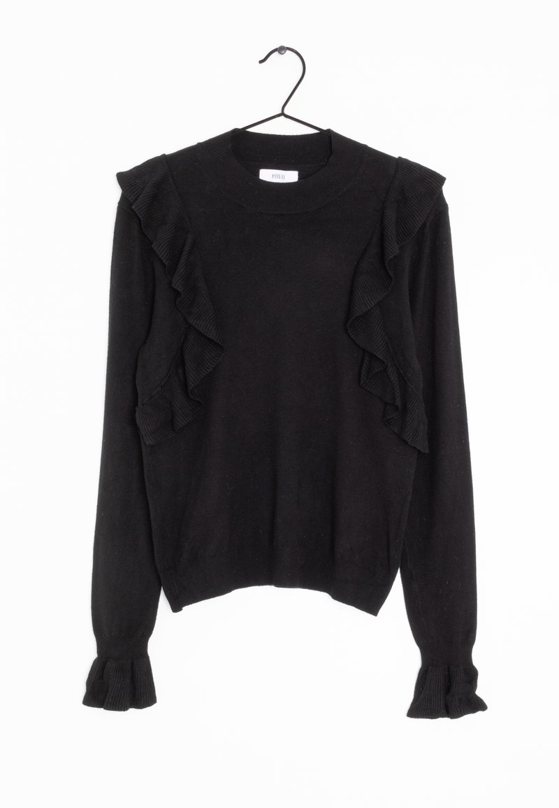 Pull noir à manches longues avec des détails à volants le long des épaules et des poignets, suspendu à un cintre noir sur un fond blanc.