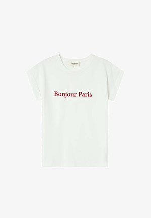 T-shirt blanc en coton avec des manches courtes roulées, arborant le texte "Bonjour Paris" en bordeaux. Design simple et décontracté.